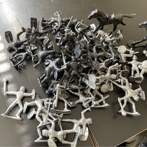 Plastic toy Soldiers lot of 20+ and‎ two horses